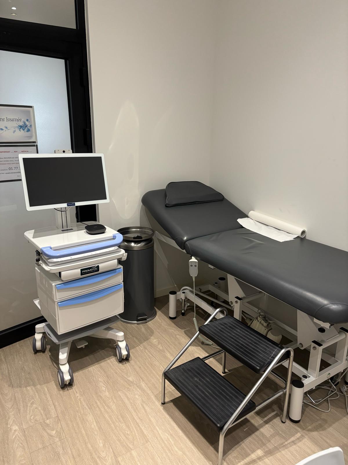 Chariot MedConnect complet dans salle de consultation
