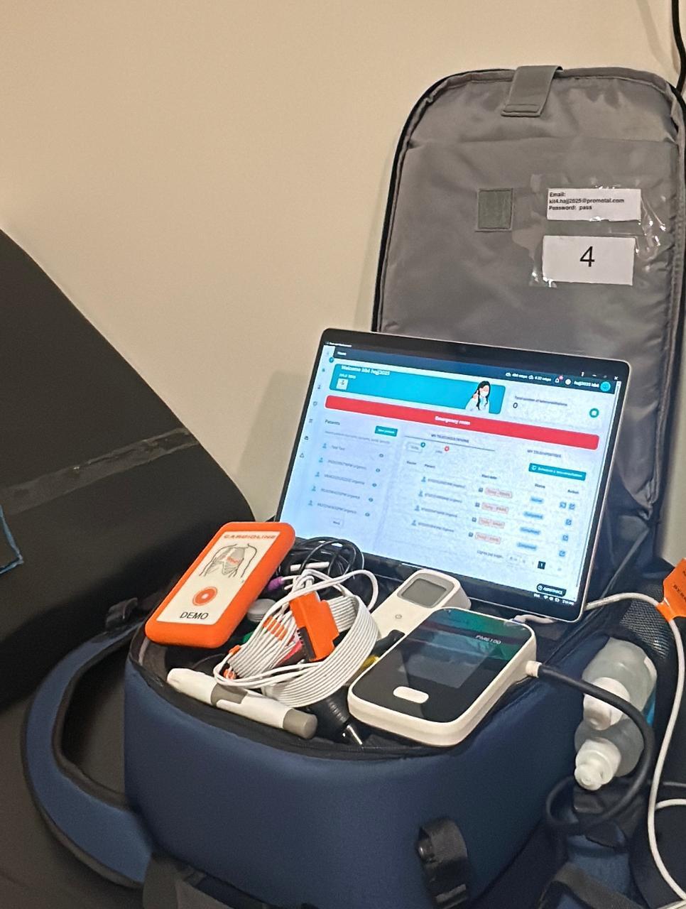 Kit MedConnect ouvert avec tableau de bord et dispositifs médicaux — Hajj