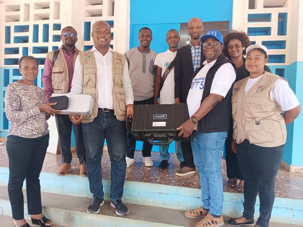 Équipe médicale avec kit MedConnect en Côte d'Ivoire