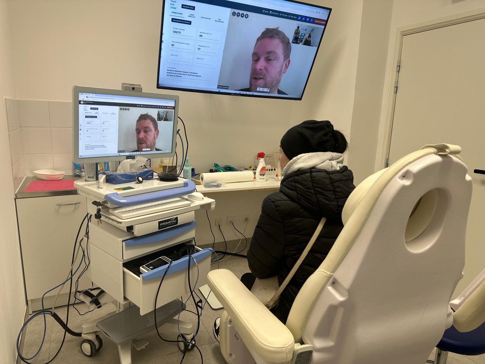 Téléconsultation en cours avec chariot MedConnect, médecin visible à l'écran